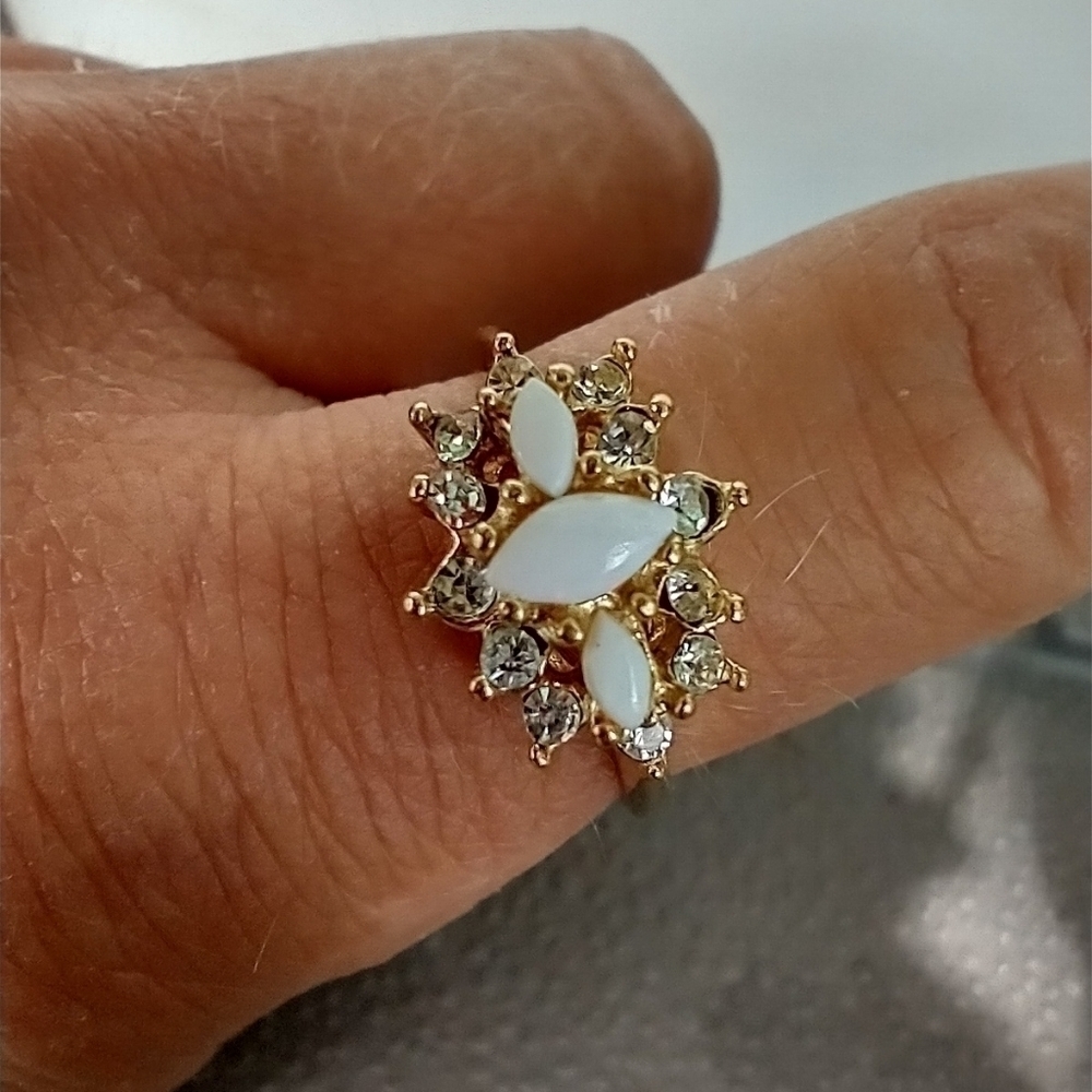 Women`s gold tone white stone crystal ring.